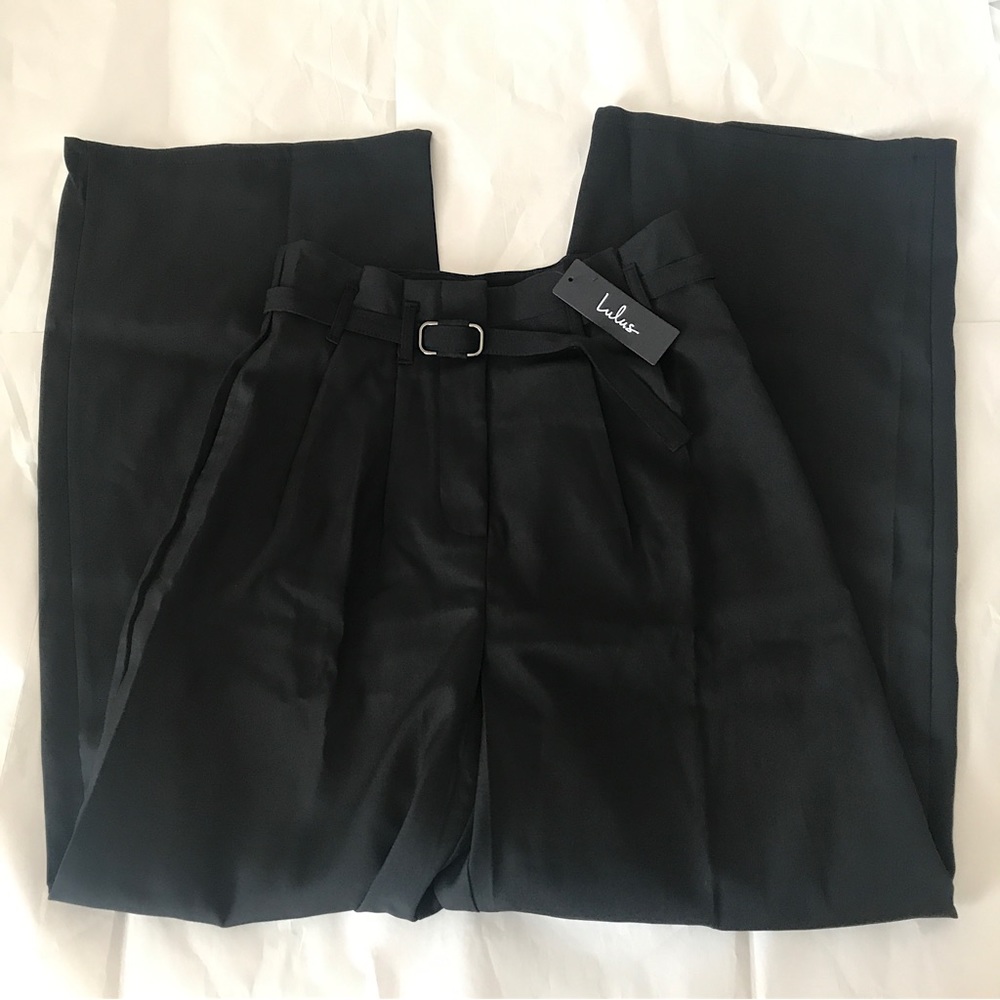 Lulu’s wide leg high-waisted pleated pant with belt NWT
